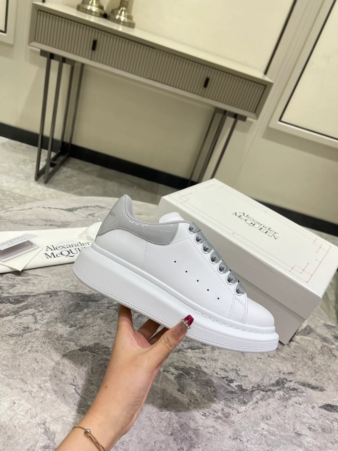 👟👟Ex-factory price 480👟👟 𝘼𝙡𝙚𝙭𝙖𝙣𝙙𝙚𝙧 𝙈𝙘𝙌𝙪𝙚𝙚𝙣 (High-end quality colors will be added one after another) ) 💛💚McQueen couple thick-soled series of white shoes 🔸Upper: top-layer waxed silk cowhide (EU 3A standard) 🔸Inner: water-dyed sheepskin 🔸Outsole: T👟👟Ex-factory price U vacuum original matte bottom Absolutely high version High cost performance Welcome to compare ✔ ❥Female size 35---40 ❥Male size 39---44 "Special size 34.45 can be customized without refund or exchange"